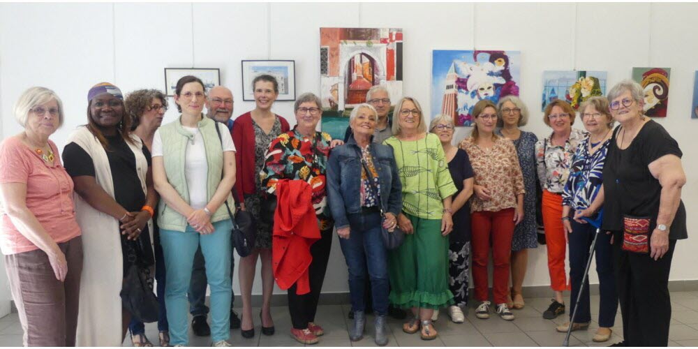 les-exposants-de-l-association-art-et-couleurs-autour-de-la-presidente-francoise-charre-1715796152-2